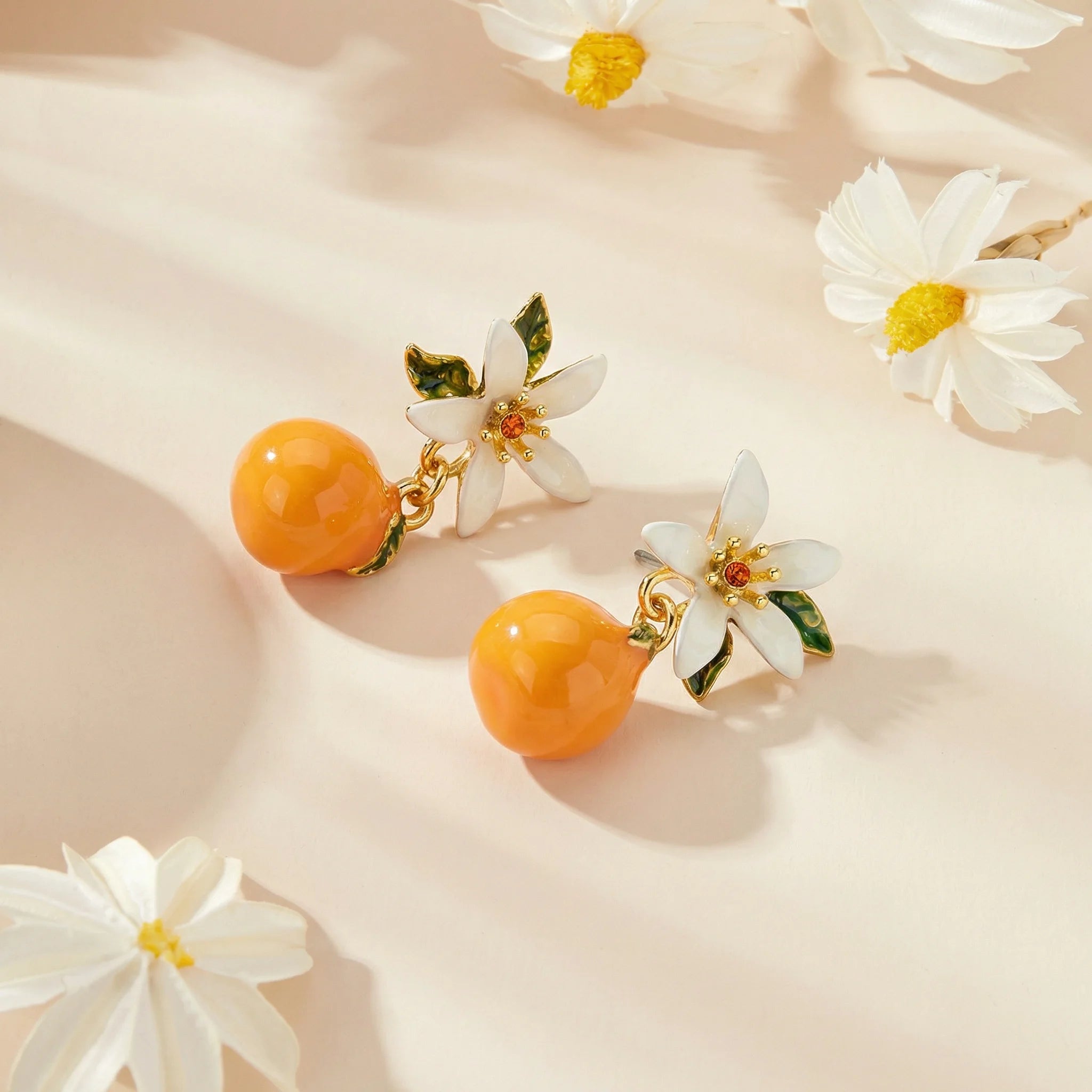 Aretes Colgantes Juicy baño de oro 18k, Naranja y Gardenia - Accesorios Frutales