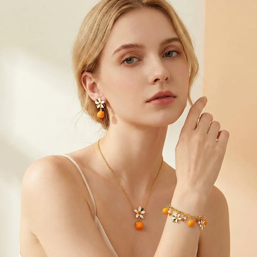 Aretes Colgantes Juicy baño de oro 18k, Naranja y Gardenia - Accesorios Frutales